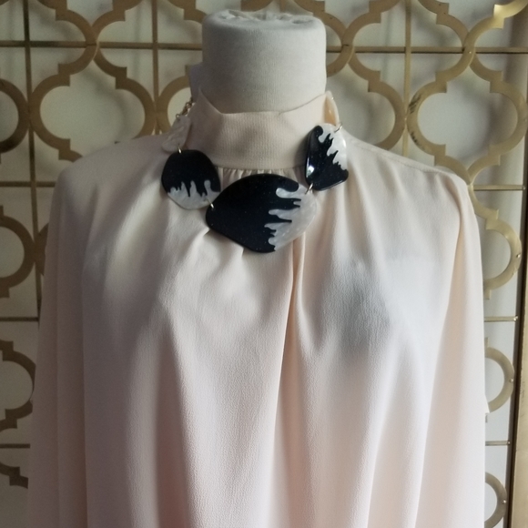 Black and white Acrylic Necklace & Earrings Set with Goldtone findings - Picture 10 of 16